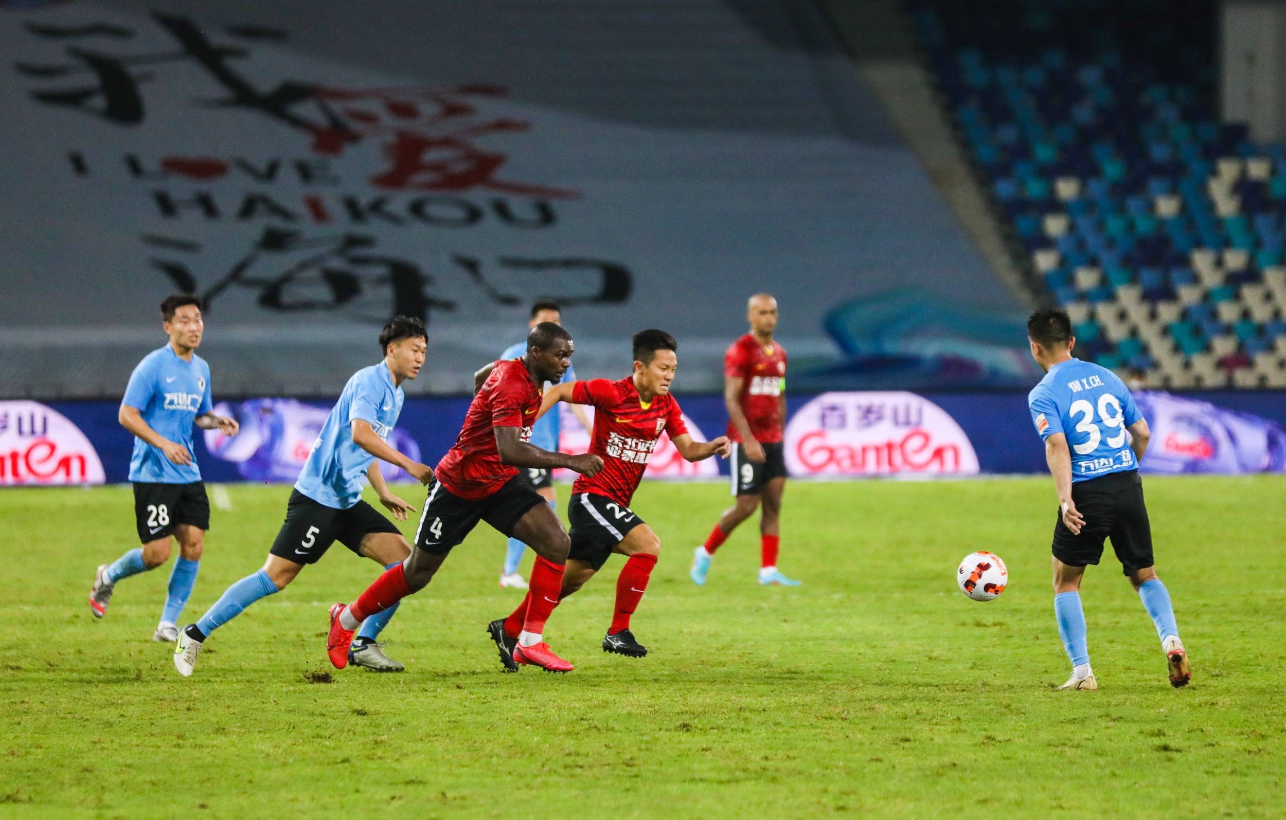 足球场上每 足球场上每